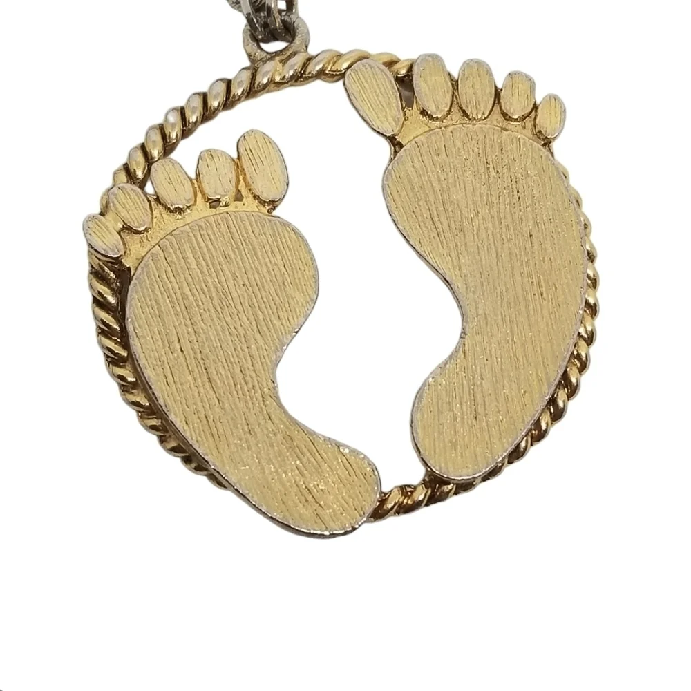1970S HANG TEN BRAND RARE GOLDTONE FEET LOGO PENDANT CHAIN NECKLACE
